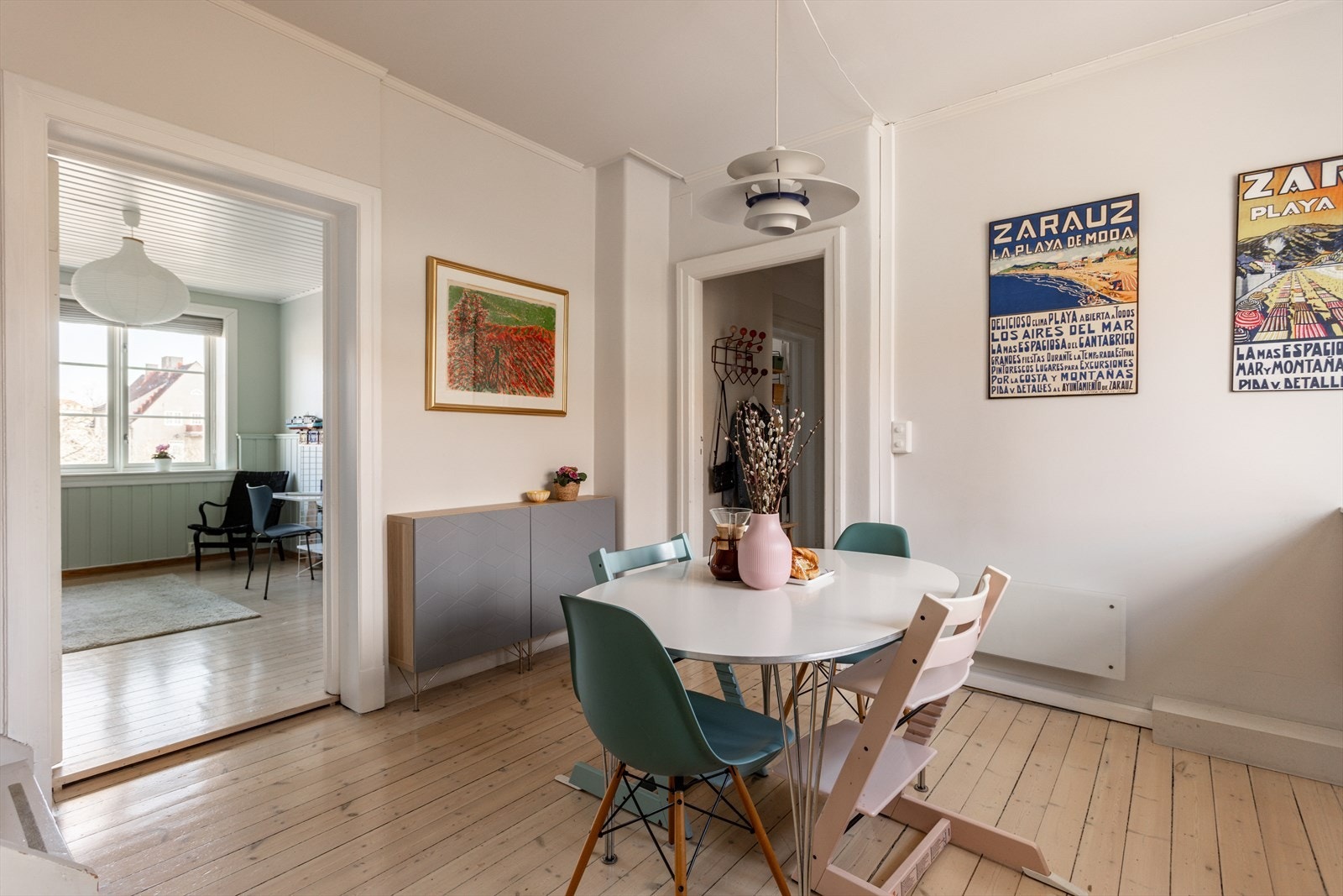 Det er plass til spisebord på kjøkkenet - et hyggelig og naturlig samlingspunkt. Galleribilde