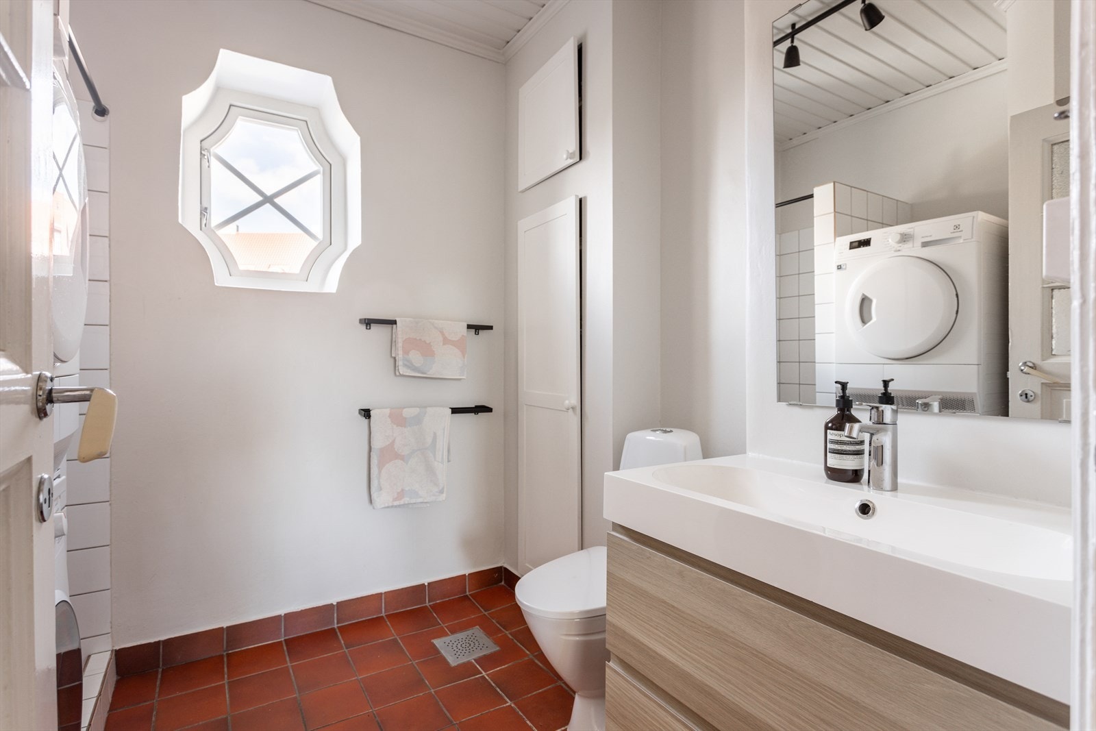 Badet er fra ukjent årstall, og består av wc, servant med skuffer under og dusj i hjørne. Galleribilde