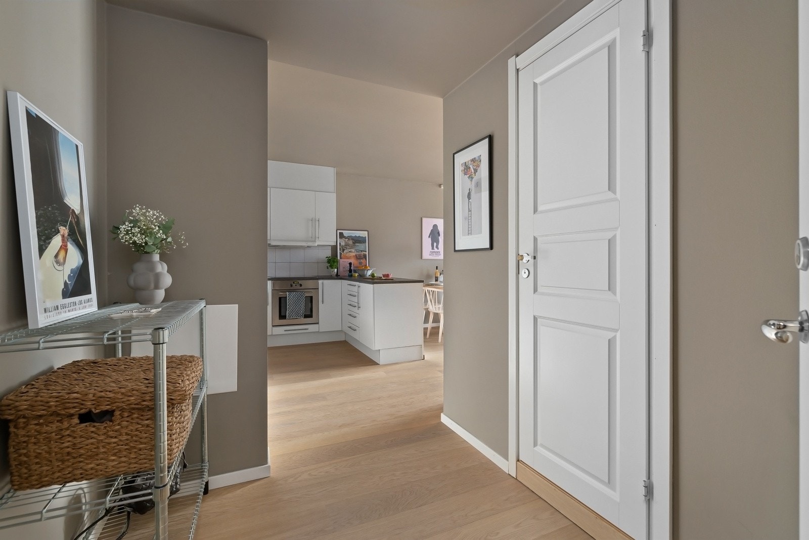 Eget inngangsparti med mulighet for oppbevaring av klær og sko. Galleribilde