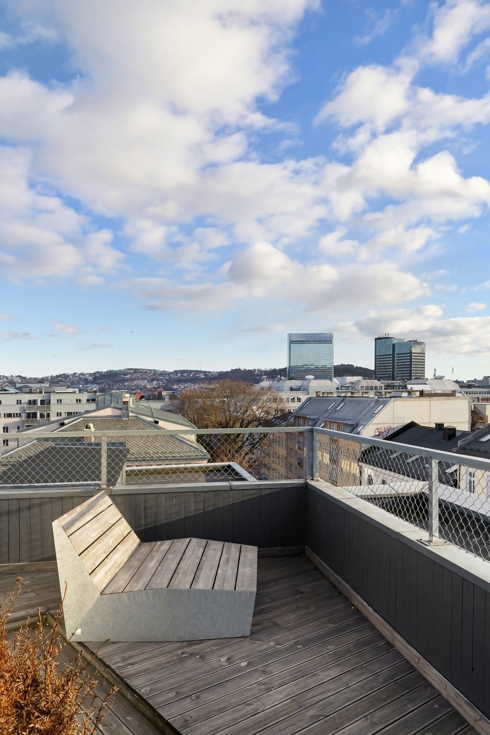 Flott utsikt over byens tak - høyt og fritt. Galleribilde