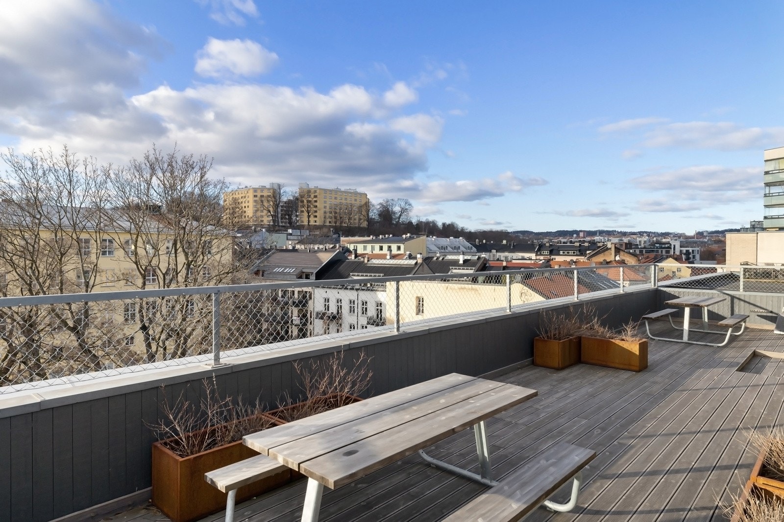 Takterrassen er utstyrt med sittegrupper. Galleribilde