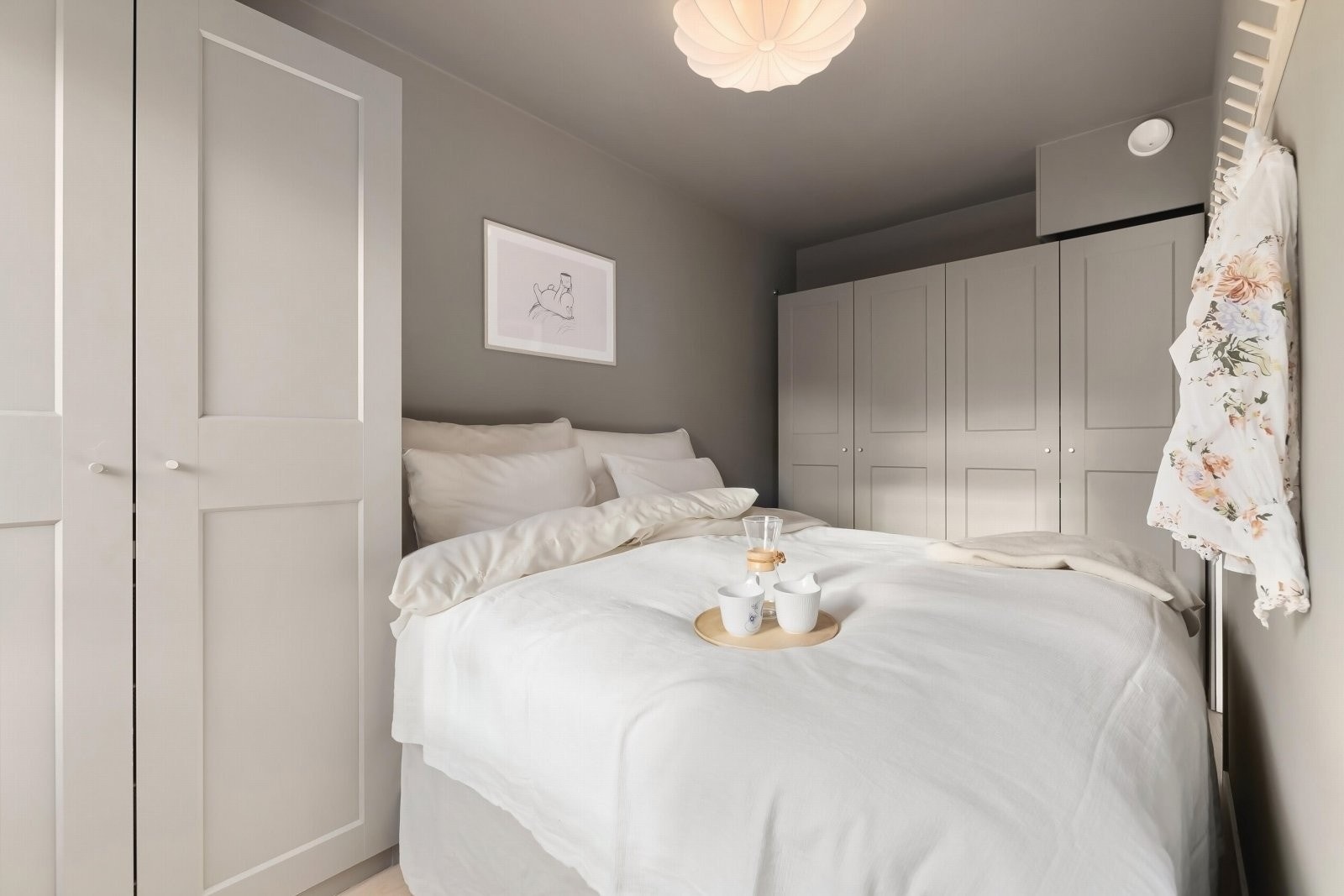 Soverommet har et vindu som gir godt med naturlig lys og god oppbevaringsplass i plassbygd garderobeløsning. Galleribilde