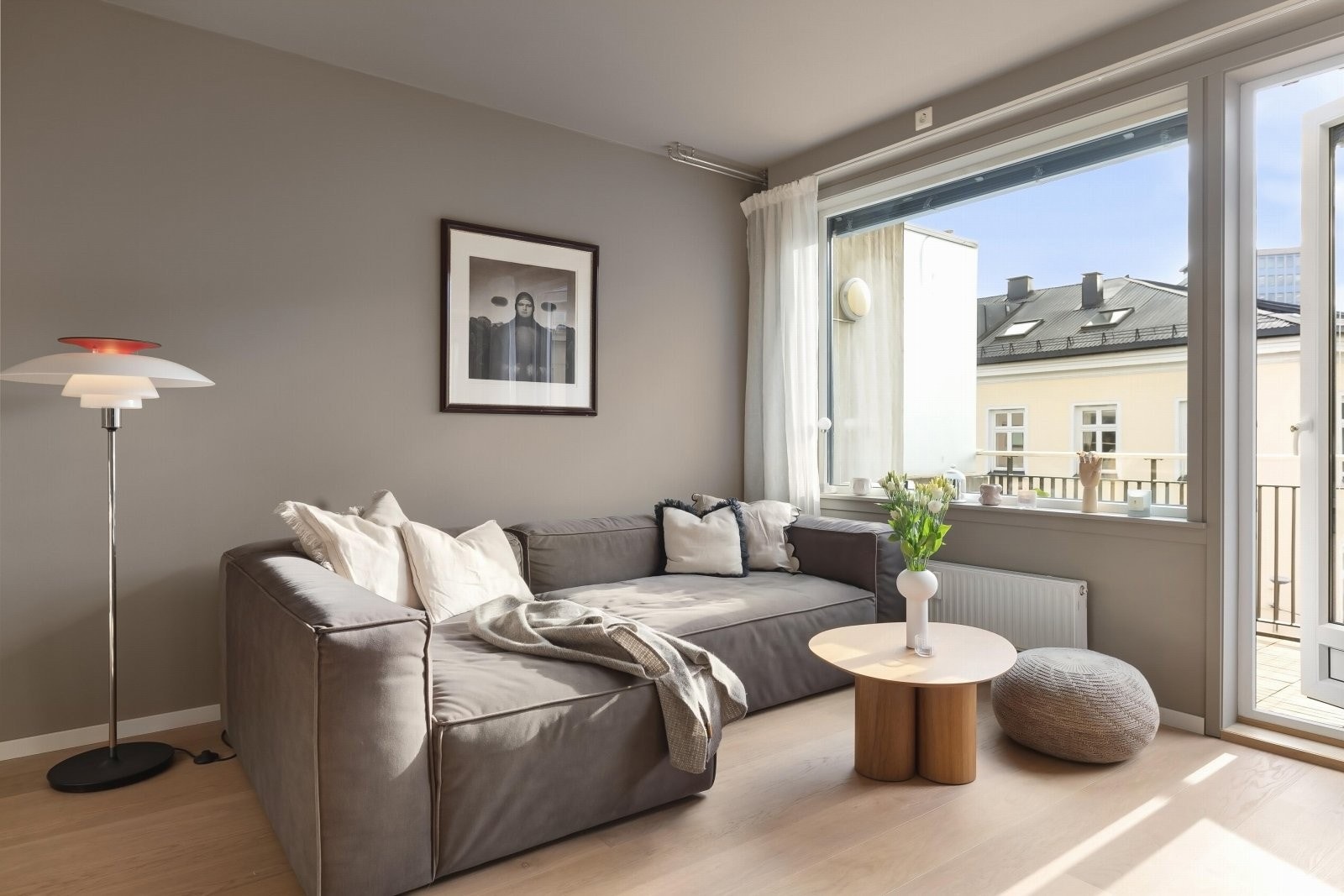 Romslig stue med store vindusflater som gir rikelig med naturlig lys. Her er det god plass til stor sofagruppe med naturlig avstand til tv-vegg. Galleribilde