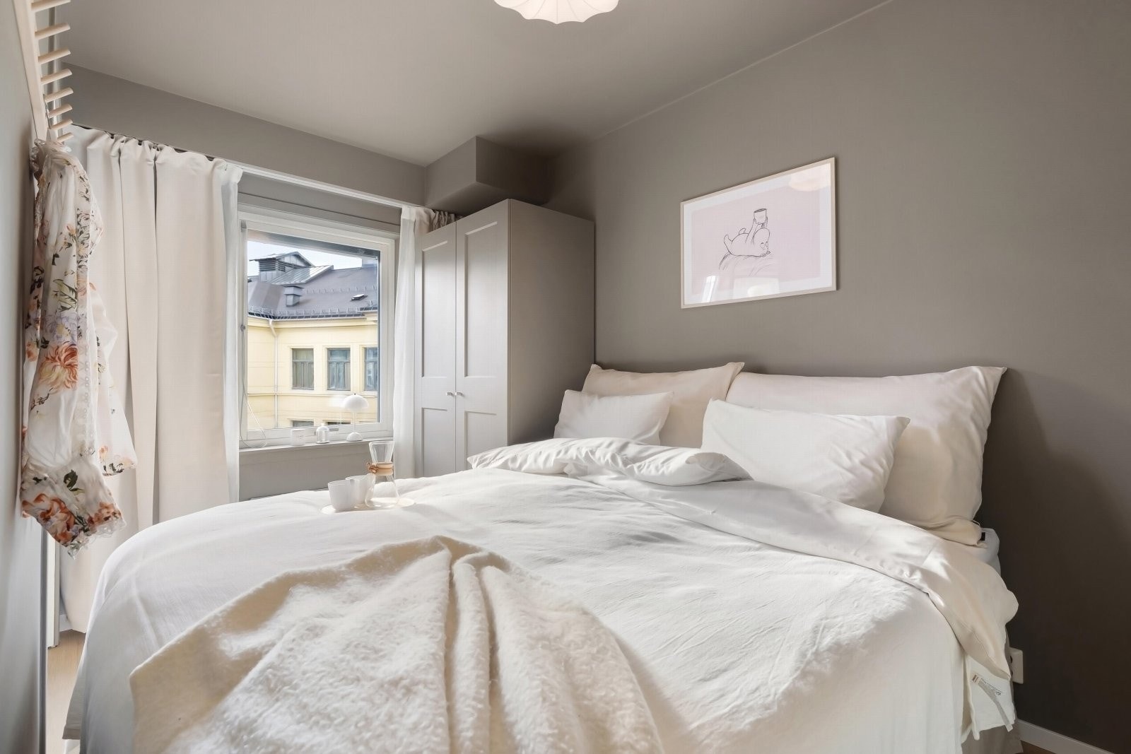 Boligens soverom er svalt beliggende med plass til stor seng og tilhørende nattbord. Galleribilde