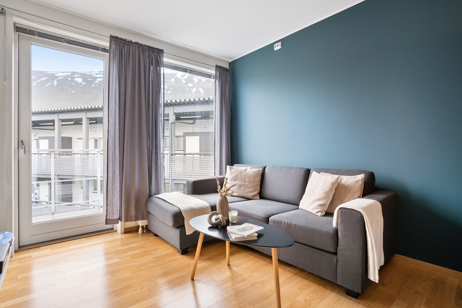 I stuen har du god plass til sofa med tilhørende sofabord eller ønsket møblement. Galleribilde