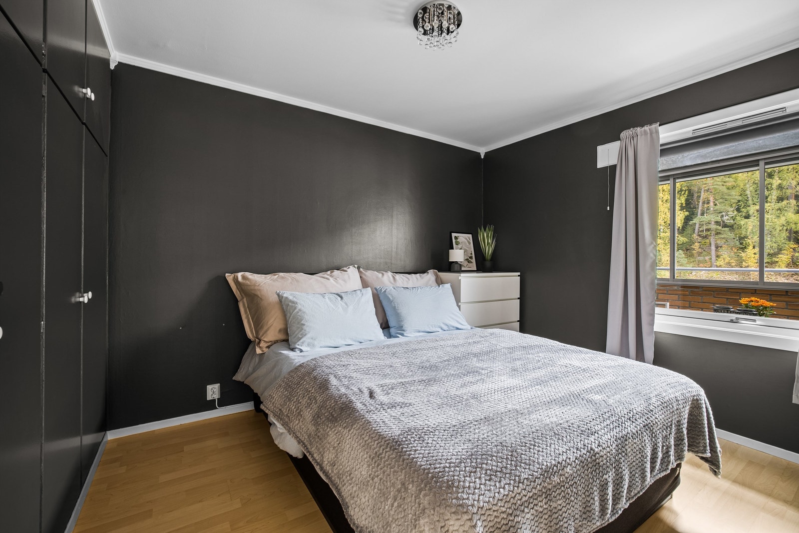 Soverommet er malt i senere år, og i likhet med stuen uten sjenerende innsyn av noe slag. Galleribilde