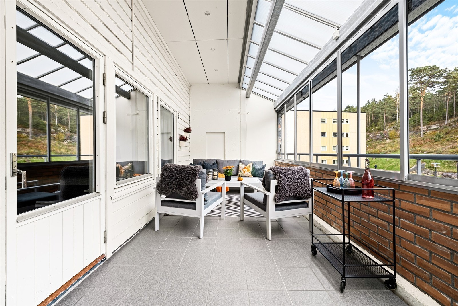 Leiligheten er luftig beliggende i øverste etasje, med innglasset balkong på hele 19 kvm. Galleribilde