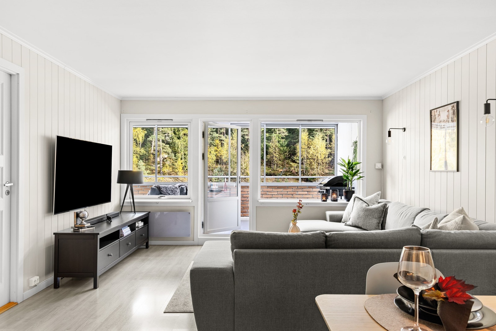 Krokstien 1B presenteres av Jørgen Sande Johansen i Krogsveen. Galleribilde