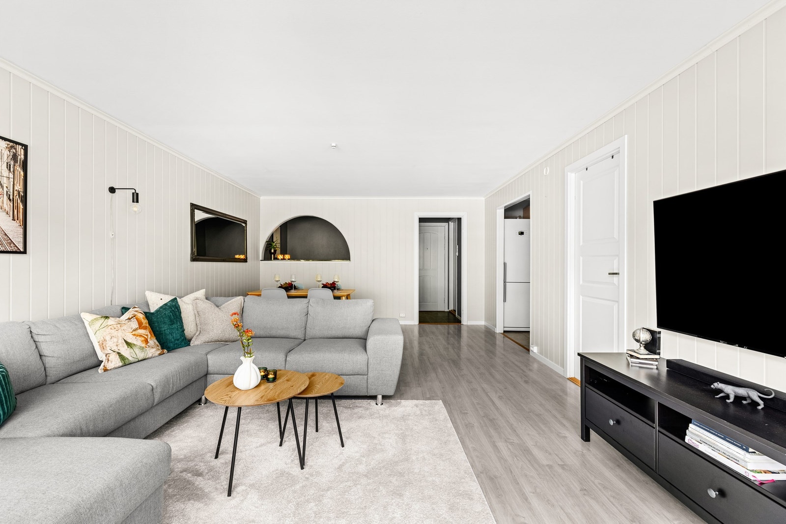 Gulvflate på ca. 25 kvm. gir mulighet for både sofakrok og spisebord i stuen. Galleribilde