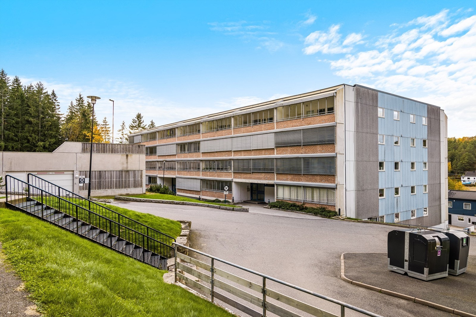 Høyden av fjerde etasje gjør leiligheten distansert fra gatenivået. Galleribilde