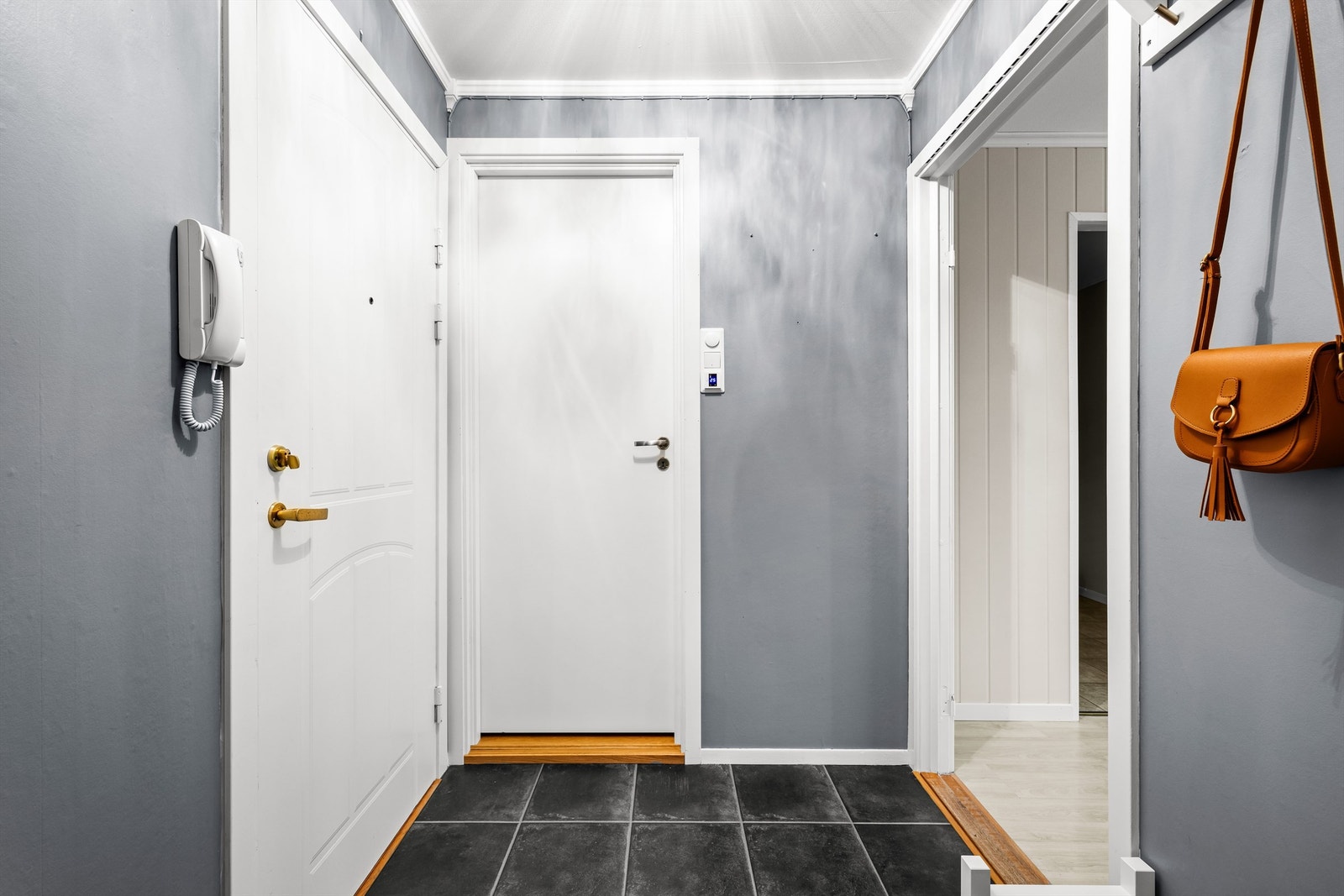 Hovedinngangens porttelefon betjenes fra entreen. Galleribilde