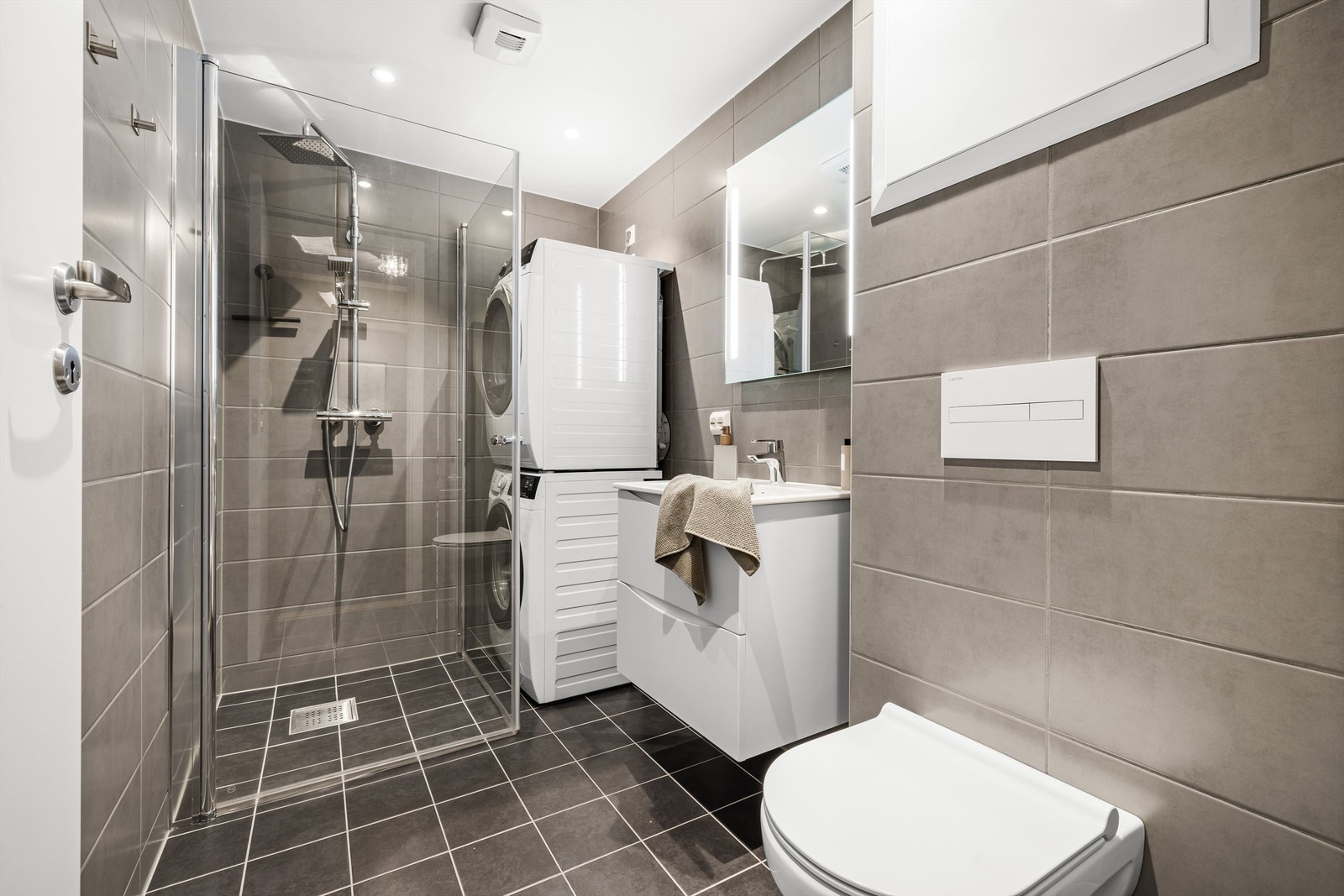 Badet ble renovert i regi av borettslaget i 2021. Gulv og vegger er her utført med fliser, gulvet har også varme. Galleribilde