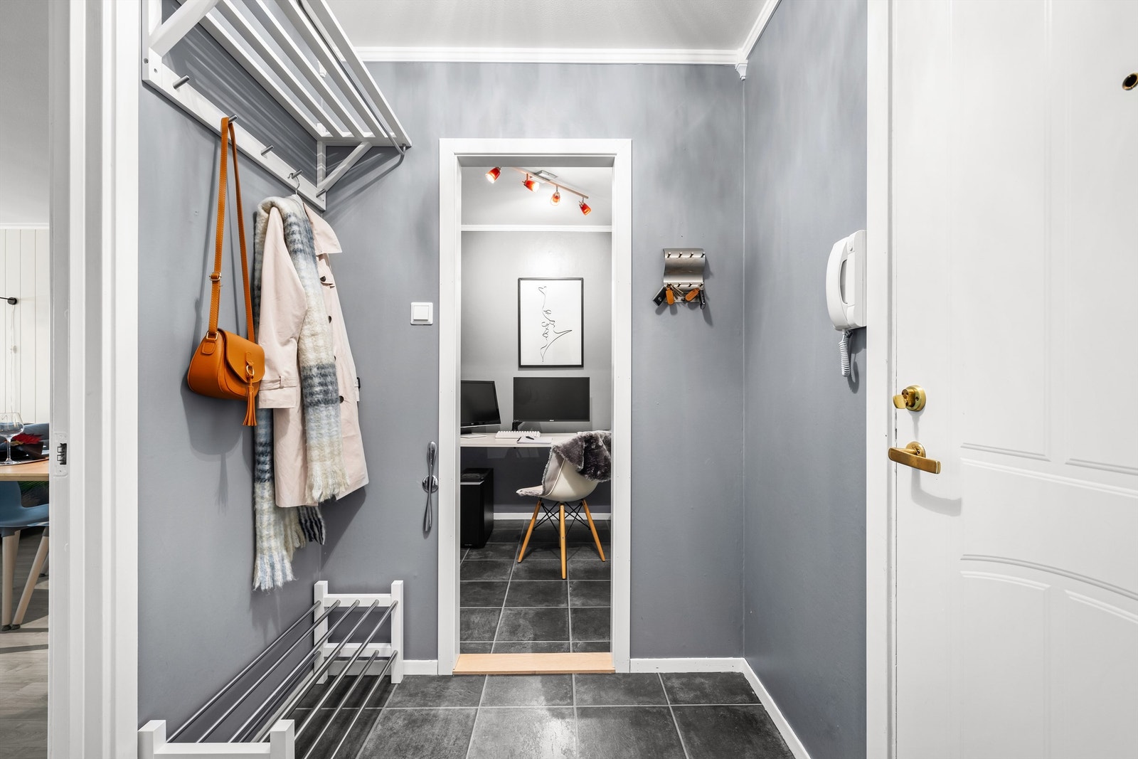 Både boden og entreen har gulv av laminatfliser. Galleribilde