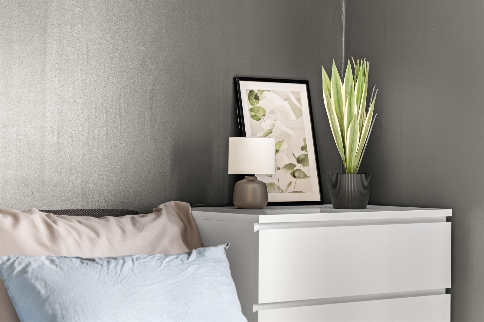 Med nesten 3,3 meter mellom yttervegg og garderobeskap er det god plass til dobbeltseng og nattbord i soverommet. Galleribilde