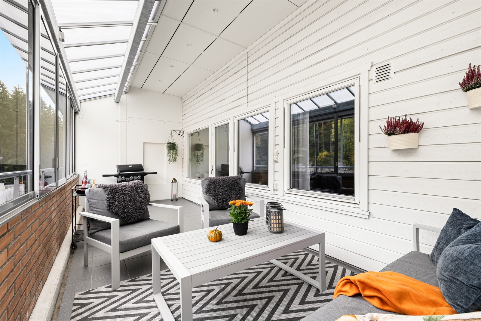 Sommerstid er det sol på balkongen fra morgen til midt på ettermiddagene. Glassene kan skyves til side for et mer luftig preg. Galleribilde