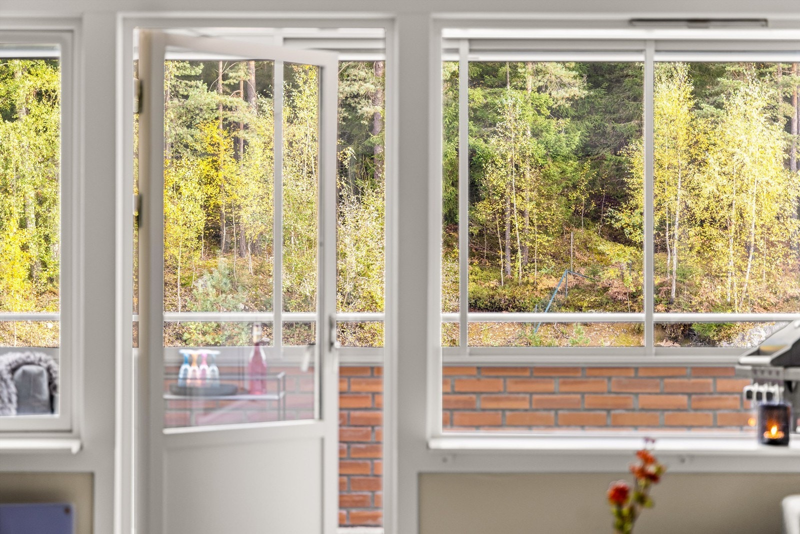 Løv- og nåletrær er et pent bakteppe til så vel stuen som balkongen. Galleribilde