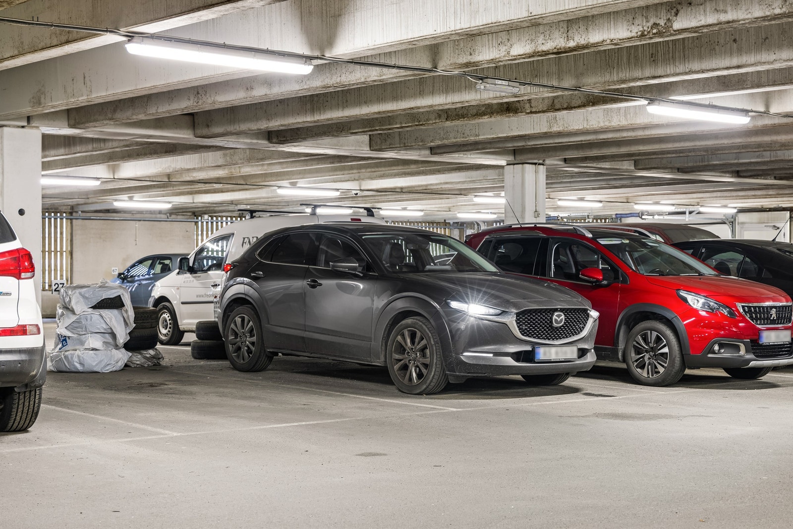 Leiligheten disponerer biloppstillingsplass i garasjeanlegg under bygget. Galleribilde