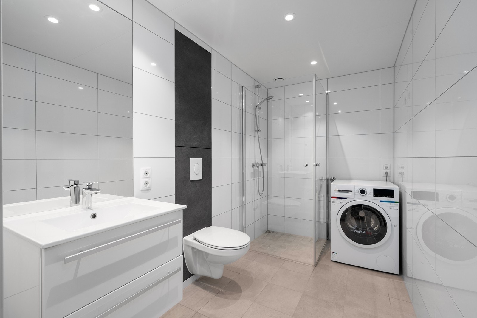 Stort og moderne flislagt bad Galleribilde