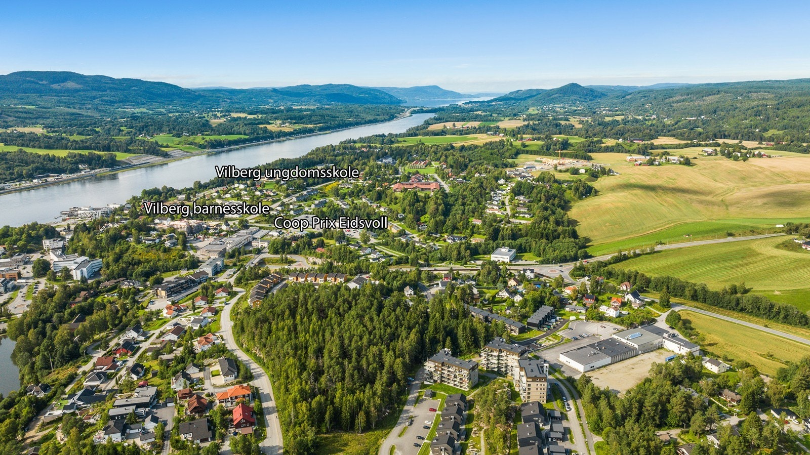 Det er kort vei / gangvei til butikker og skoler i alle trinn Galleribilde