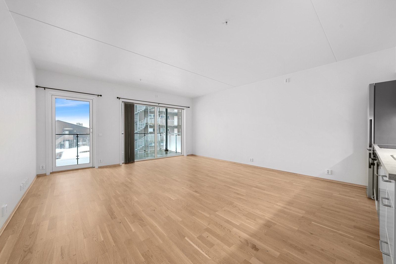 Stue med store vindusflater Galleribilde