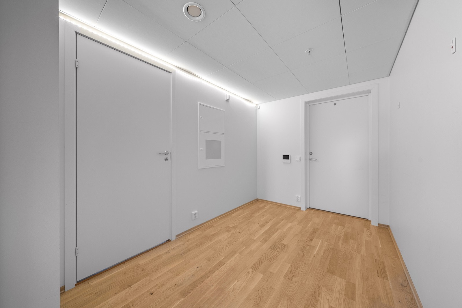 Entrè/gang med god plass til oppbevaringsløsning Galleribilde