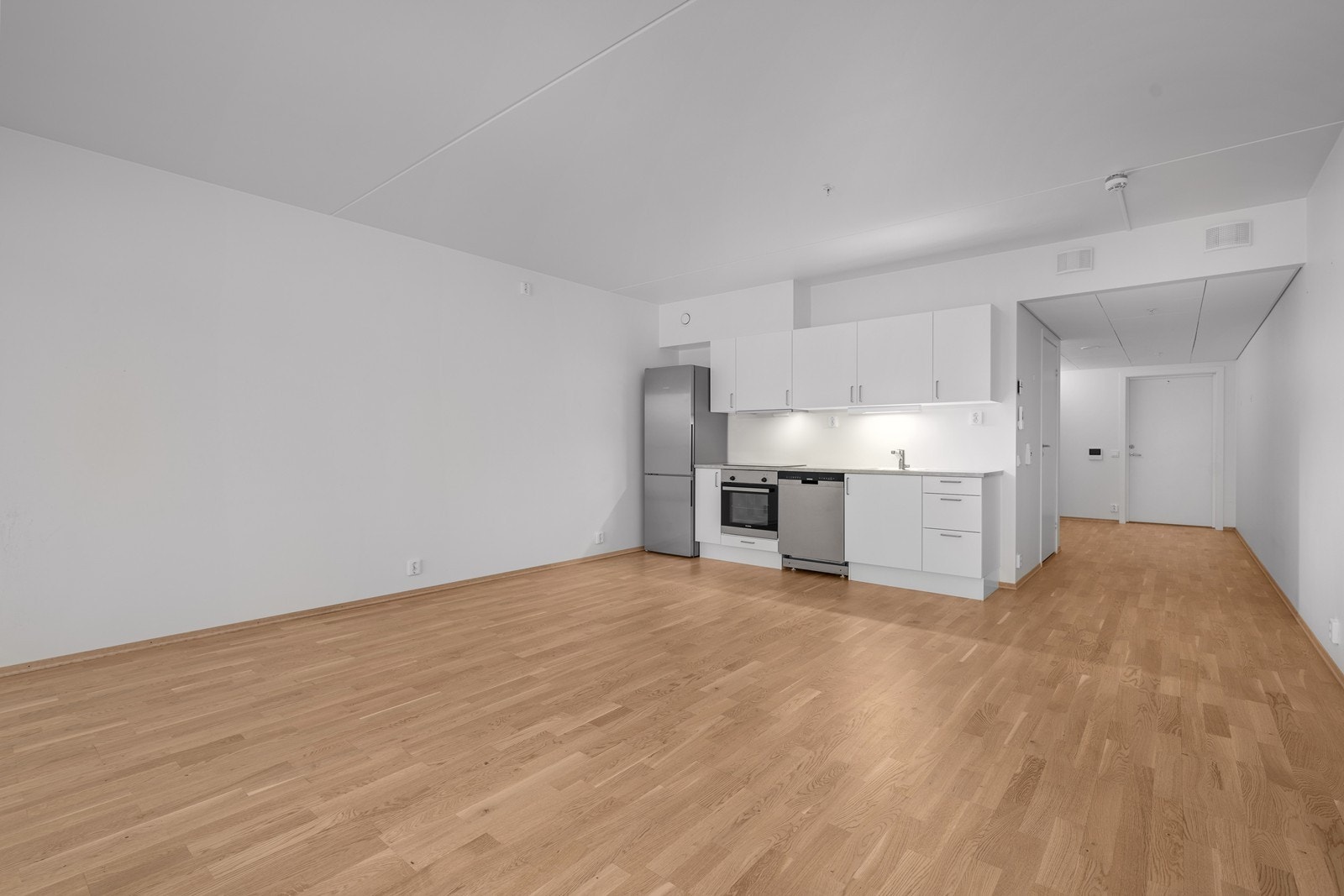 Kjøkken med alle hvitevarer. Ønsker man et større kjøkken er det fortsatt god plass til for eksempel kjøkkenøy Galleribilde