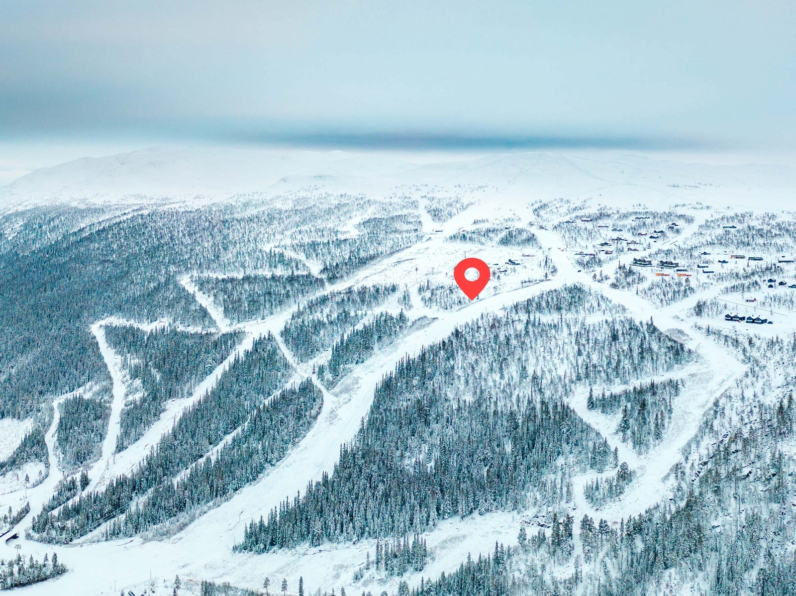 Dronefoto over alpinanlegget med tomta markert Galleribilde