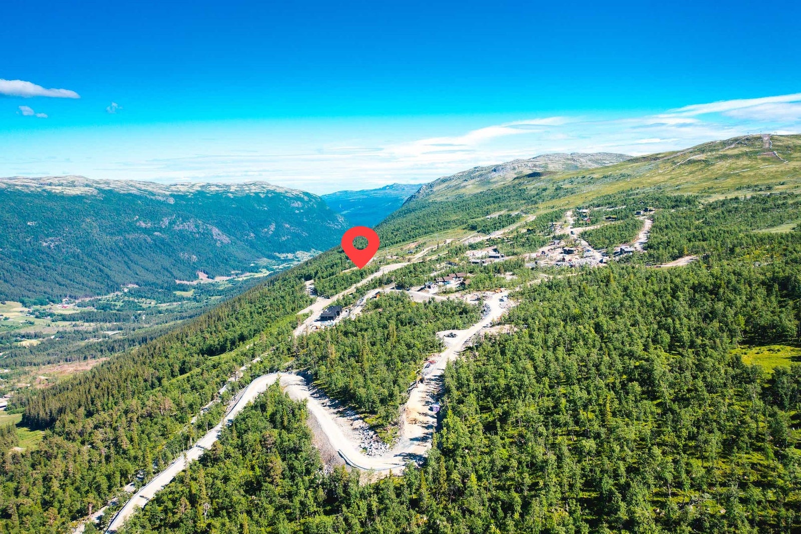 Dronefoto over alpinanlegget med tomta markert Galleribilde