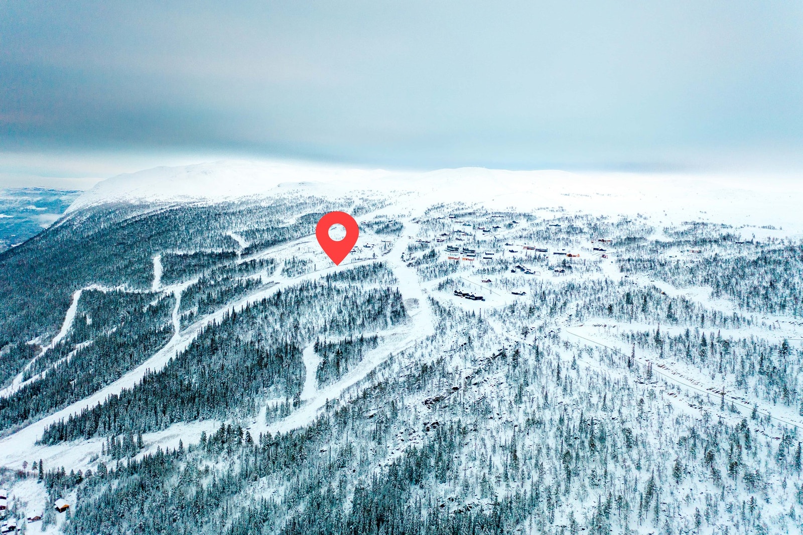 Dronefoto over alpinanlegget med tomta markert Galleribilde