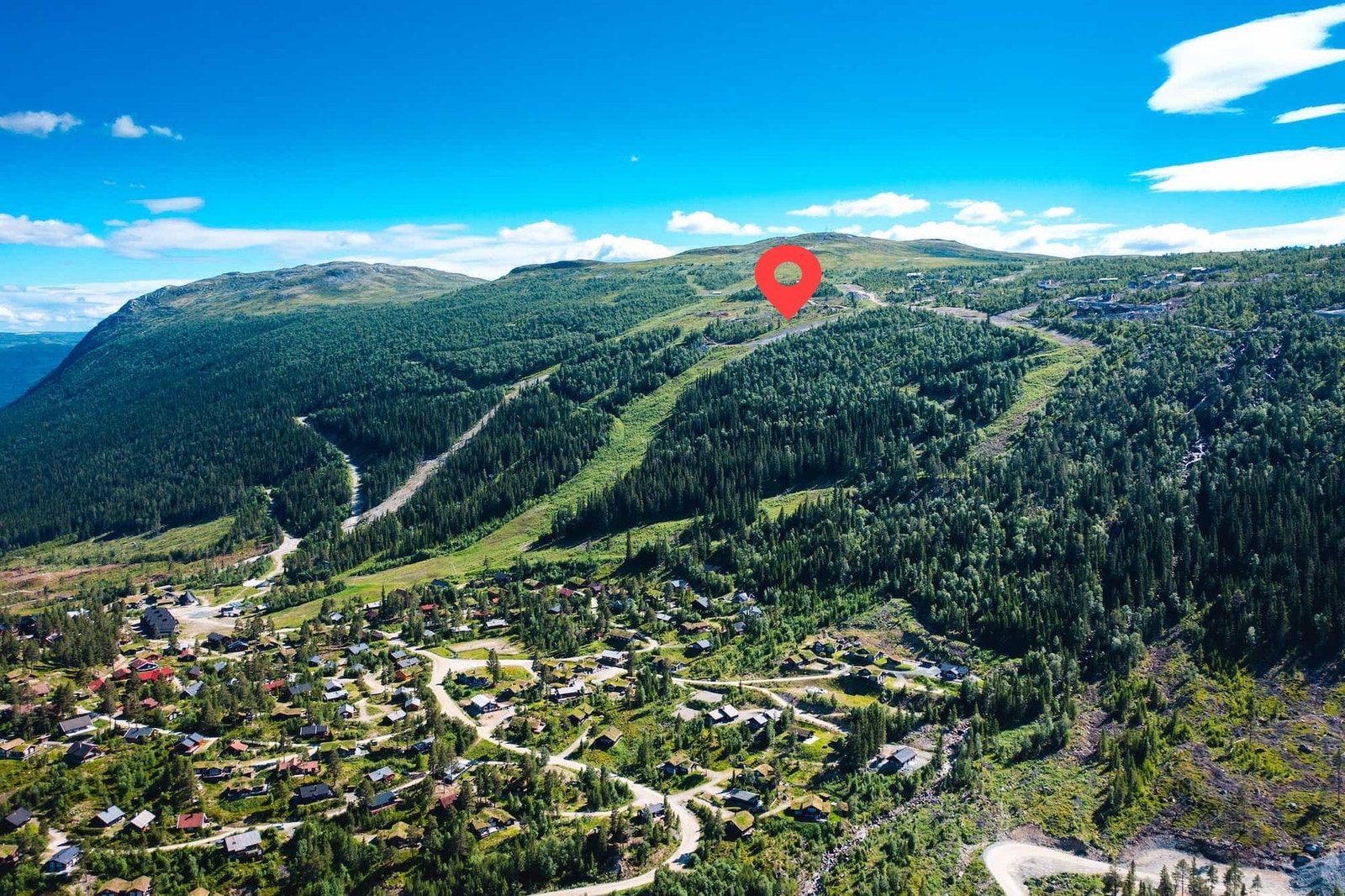 Dronefoto over alpinanlegget med tomta markert Galleribilde