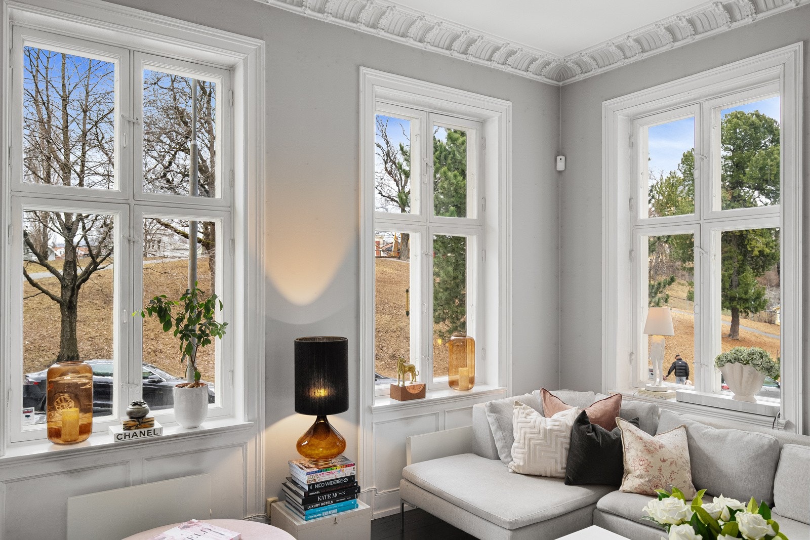 Store vindusflater med fint utsyn over flotte Uranienborgparken Galleribilde