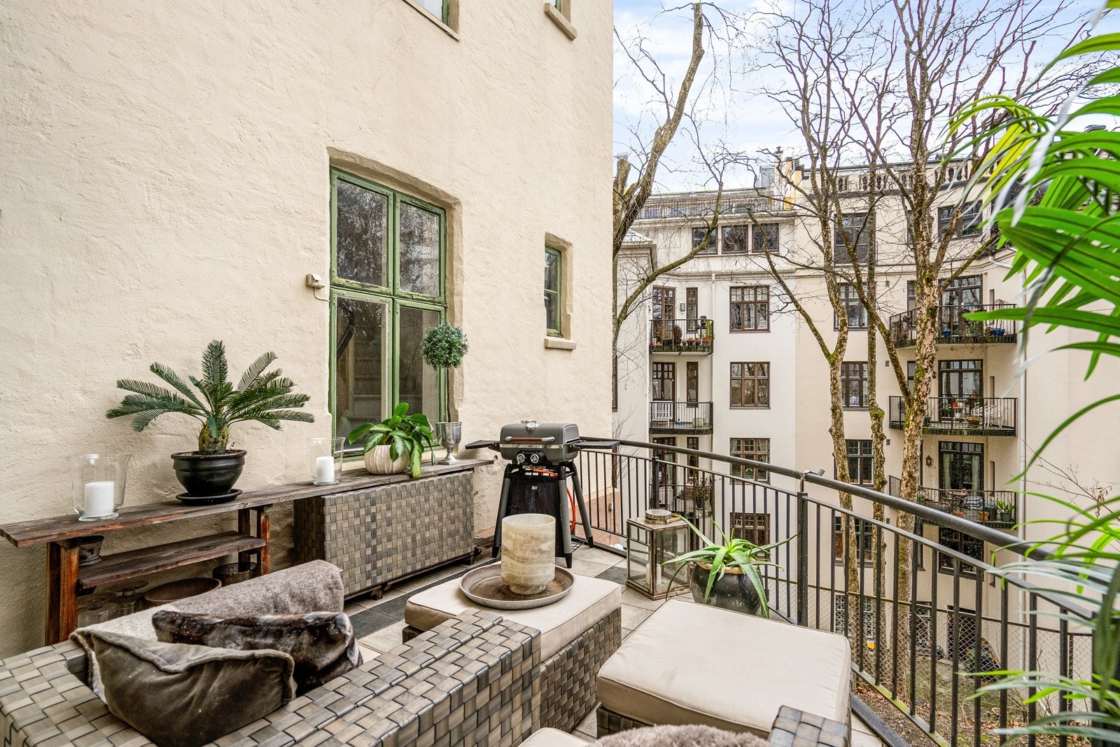 Stor balkong med god plass til lounge Galleribilde