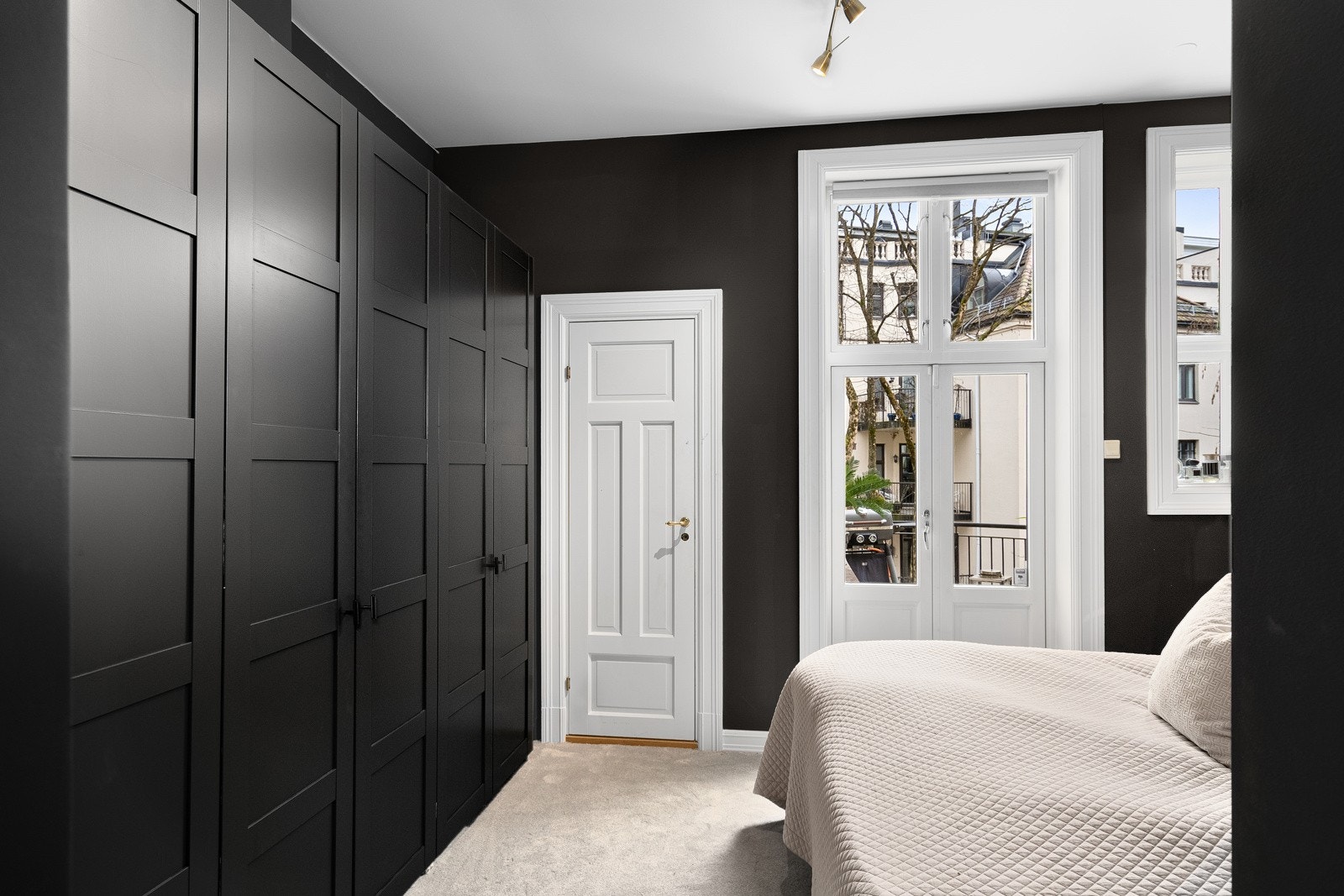 Fra hovedsoverommet er det utgang til balkong og baktrapp. Galleribilde