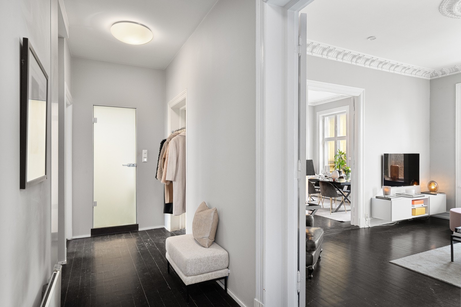 Innbydende entré som gir et godt førsteinntrykk av leiligheten Galleribilde