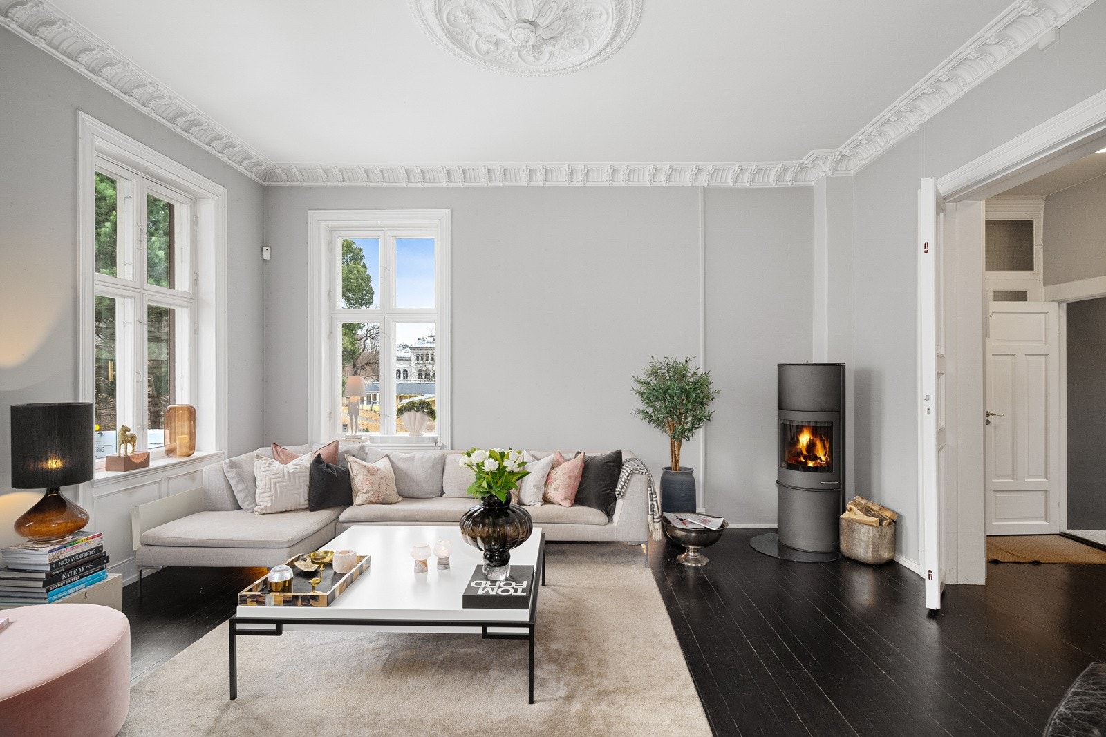 Lys og innbydende hjørnestue med gode innredningsmuligheter Galleribilde