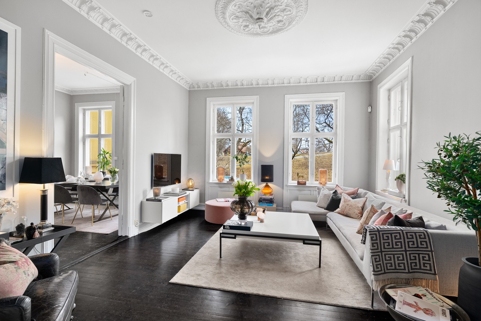 Klassisk & velholdt 4-roms selveier med ettertraktet beliggenhet ved Uranienborgparken. Galleribilde