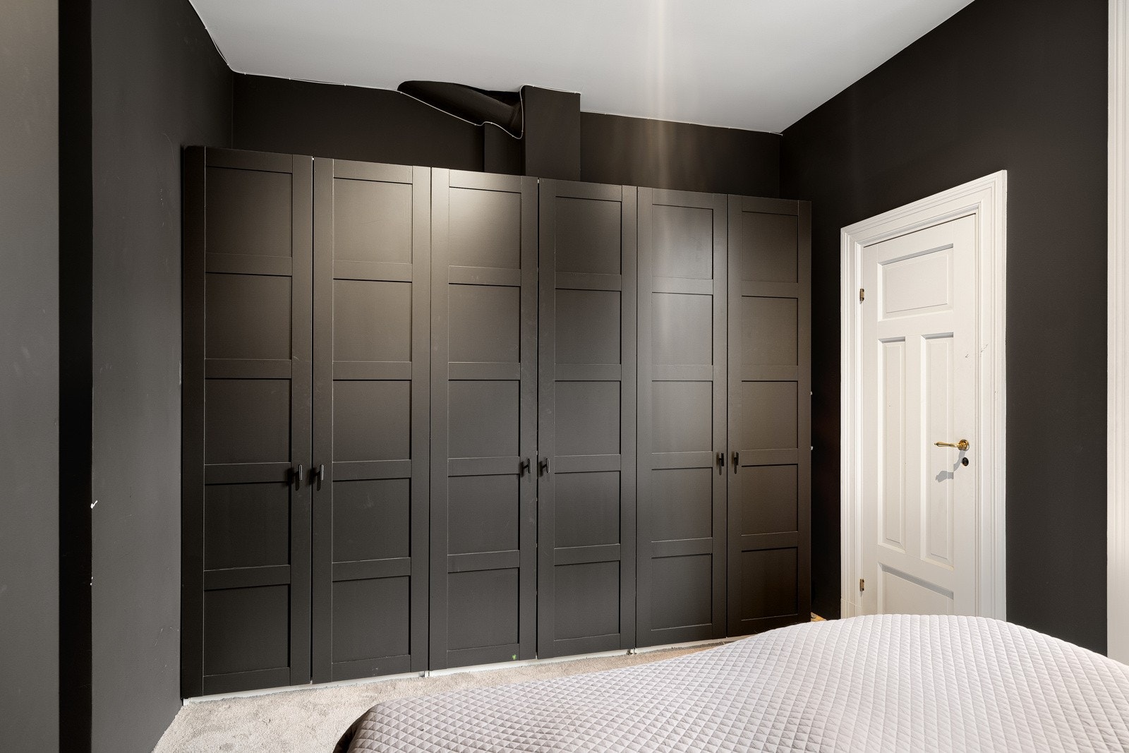 Store garderobeskap ivaretar lagringsplassen Galleribilde