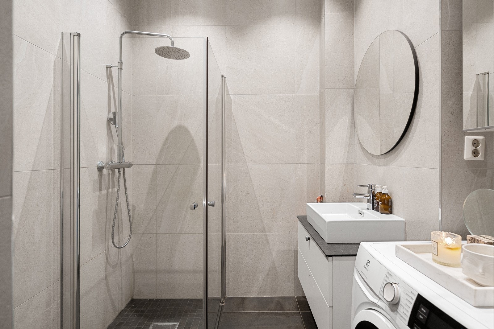 Pent, flislagt bad, pusset opp i 2016 med toppmontert servant, dusjhørne og opplegg for vaskemaskin. Galleribilde