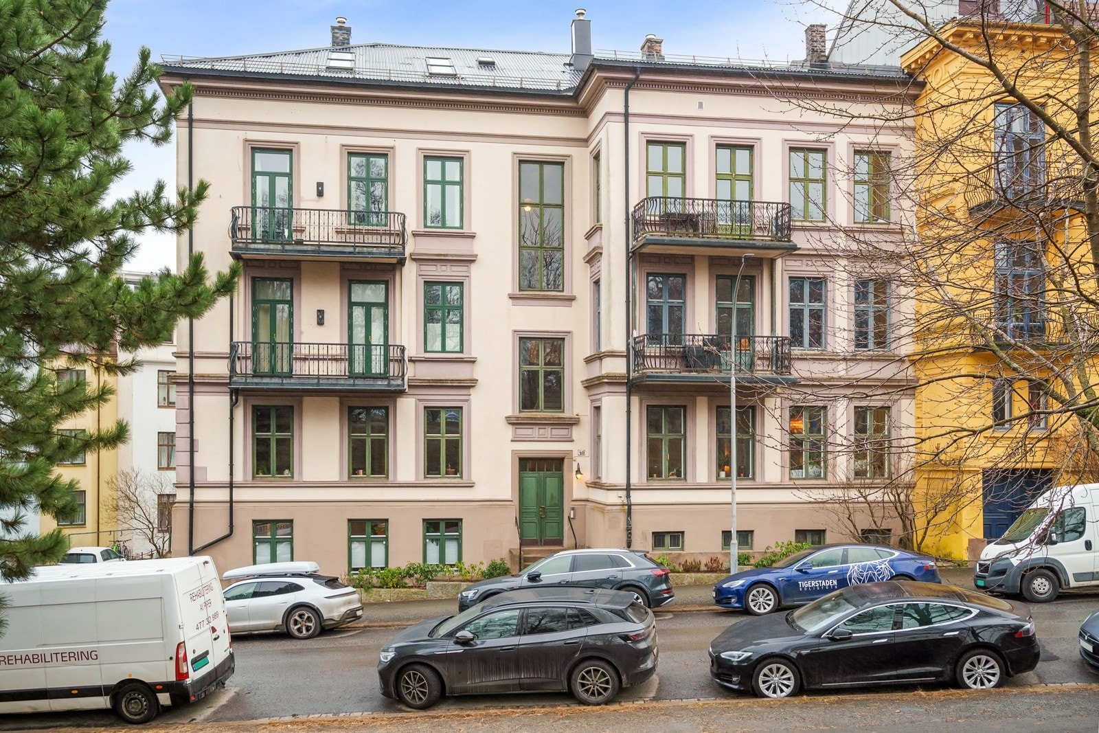 Boligen ligger svært sentralt til, men tilbaketrukket i enveiskjørt gate. Galleribilde