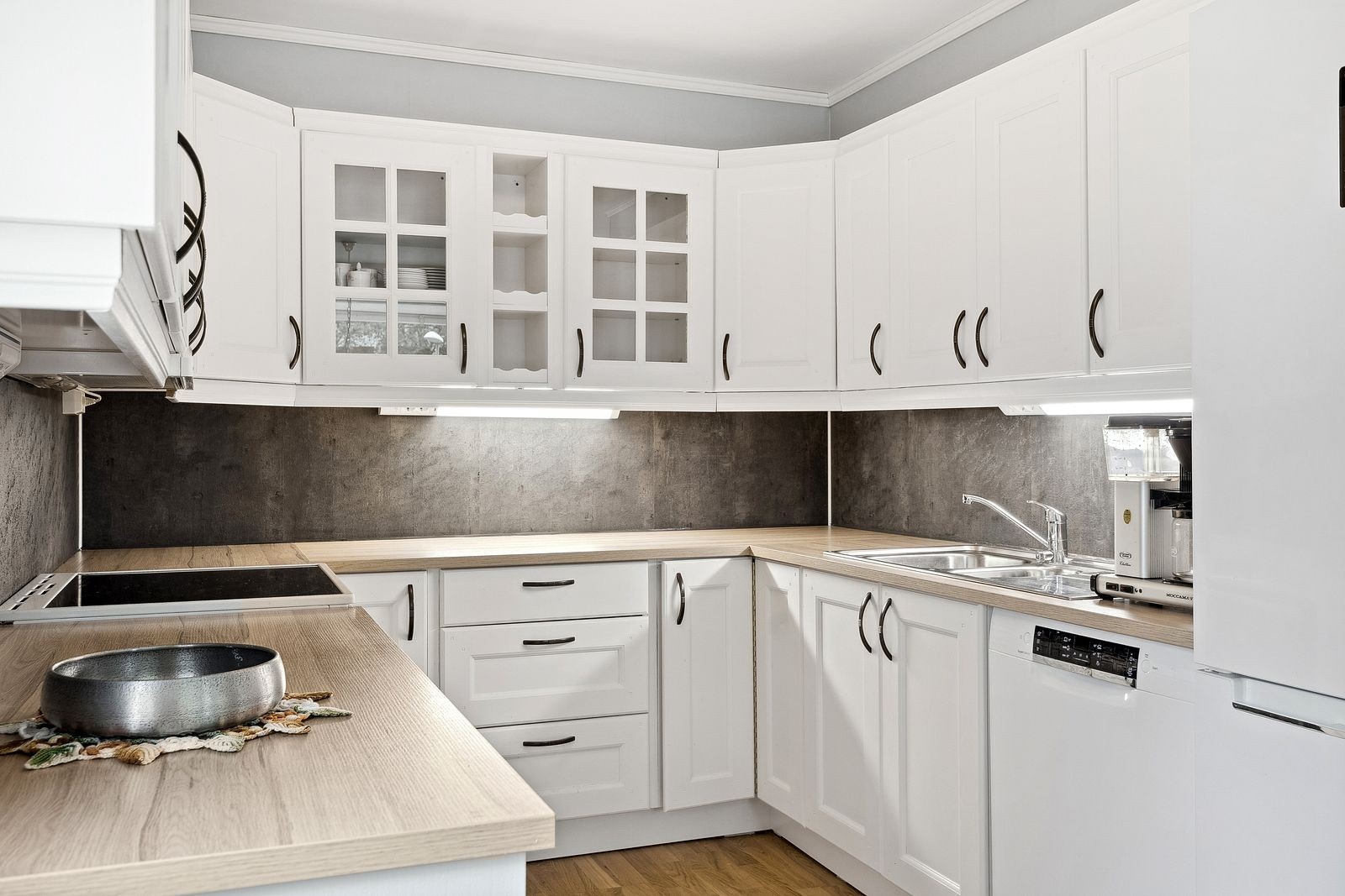 Lyst og pent kjøkken med mye skap-og benkplass Galleribilde