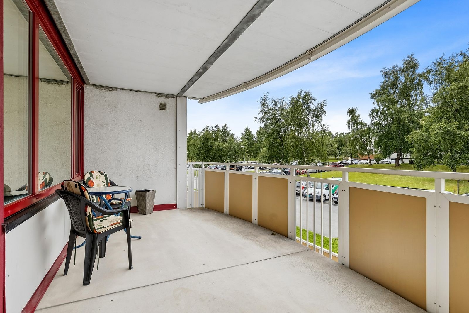 Stor balkong med god plass til utemøbler Galleribilde