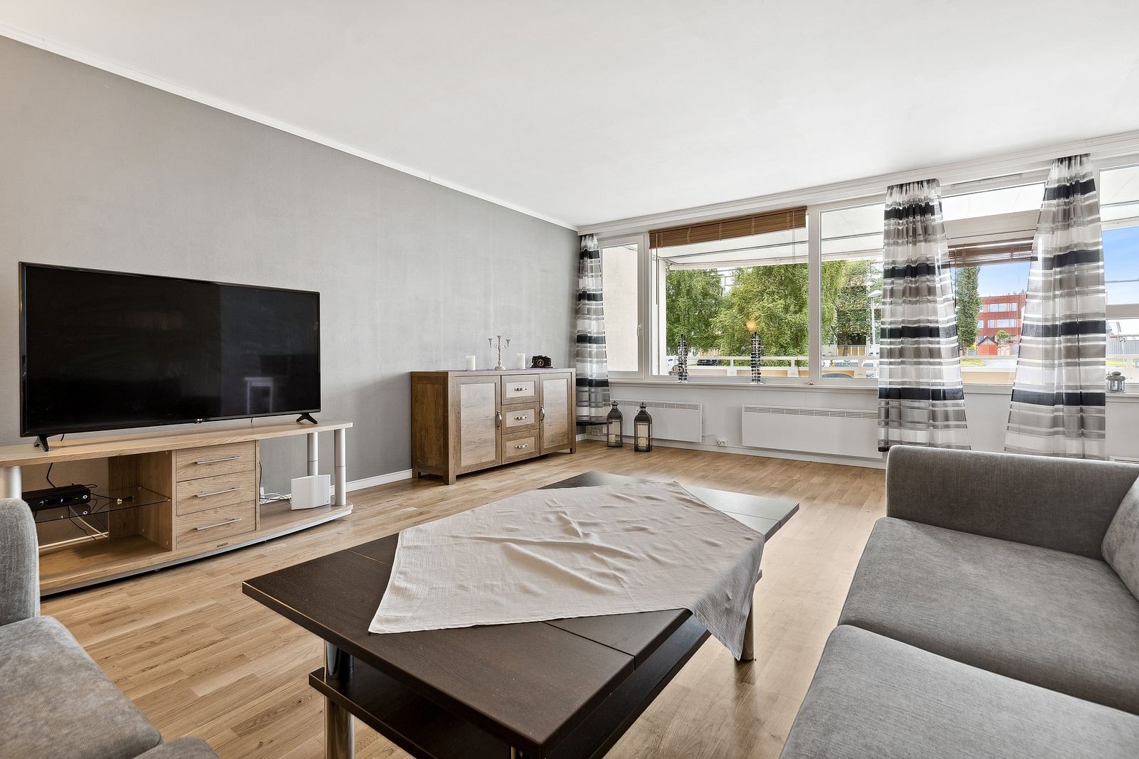 Velkommen til Saupstadringen 65B! Pen stue - Store vindusflater gir godt med naturlig lysinnslipp Galleribilde