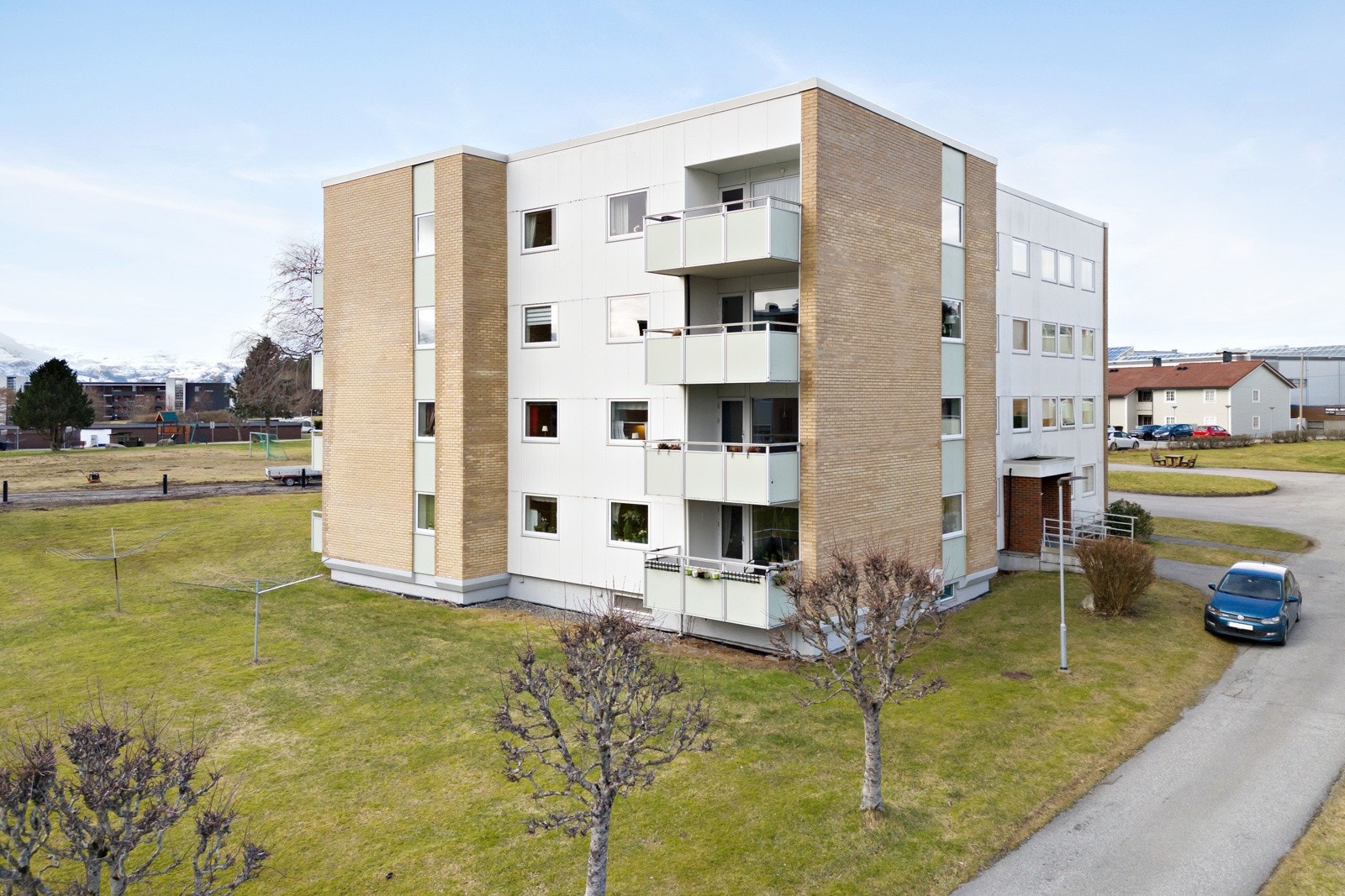 Leiligheten ligger i denne blokken et par steinkast unna Moa, med egen garasje og sørvendt balkong. Galleribilde