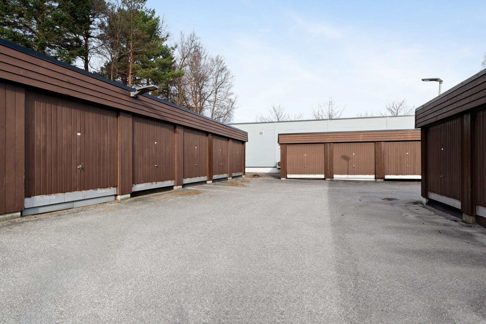 Garasjen ligger i et frittliggende garasjebygg, hvor denne leiligheten disponerer en garasjeplass. Det er ellers gode parkeringsmuligheter for besøkende. Galleribilde