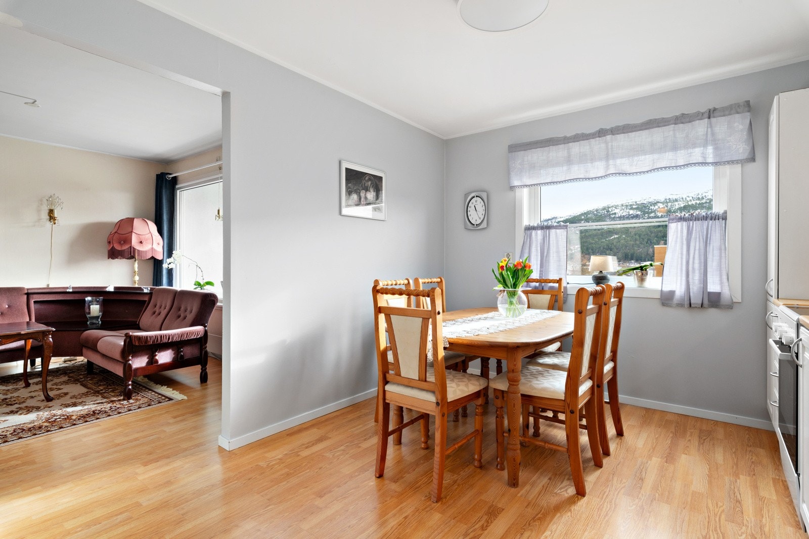 Kjøkkeninnredningen har malte fronter og laminert benkeplate. Hvitevarene er frittstående, men medfølger i handelen. Galleribilde