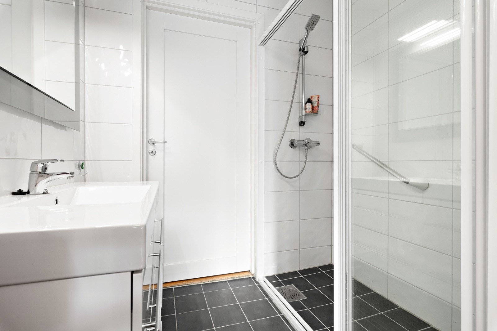 Badet er fra 2010 og har flislagte gulv og vegger, samt varmekabler i gulvet. Galleribilde