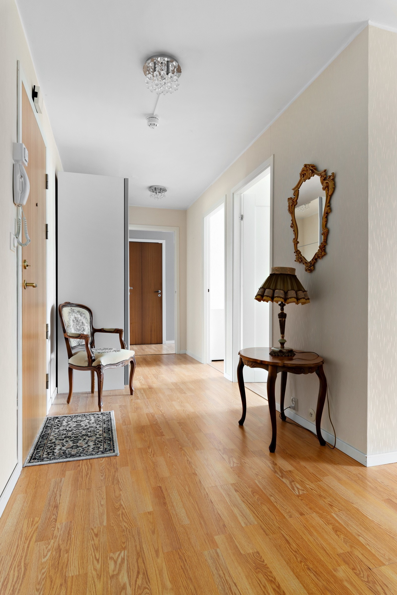 Leiligheten har stor stue, kjøkken, tre soverom, bad, og separat vaskerom og wc-rom. Galleribilde