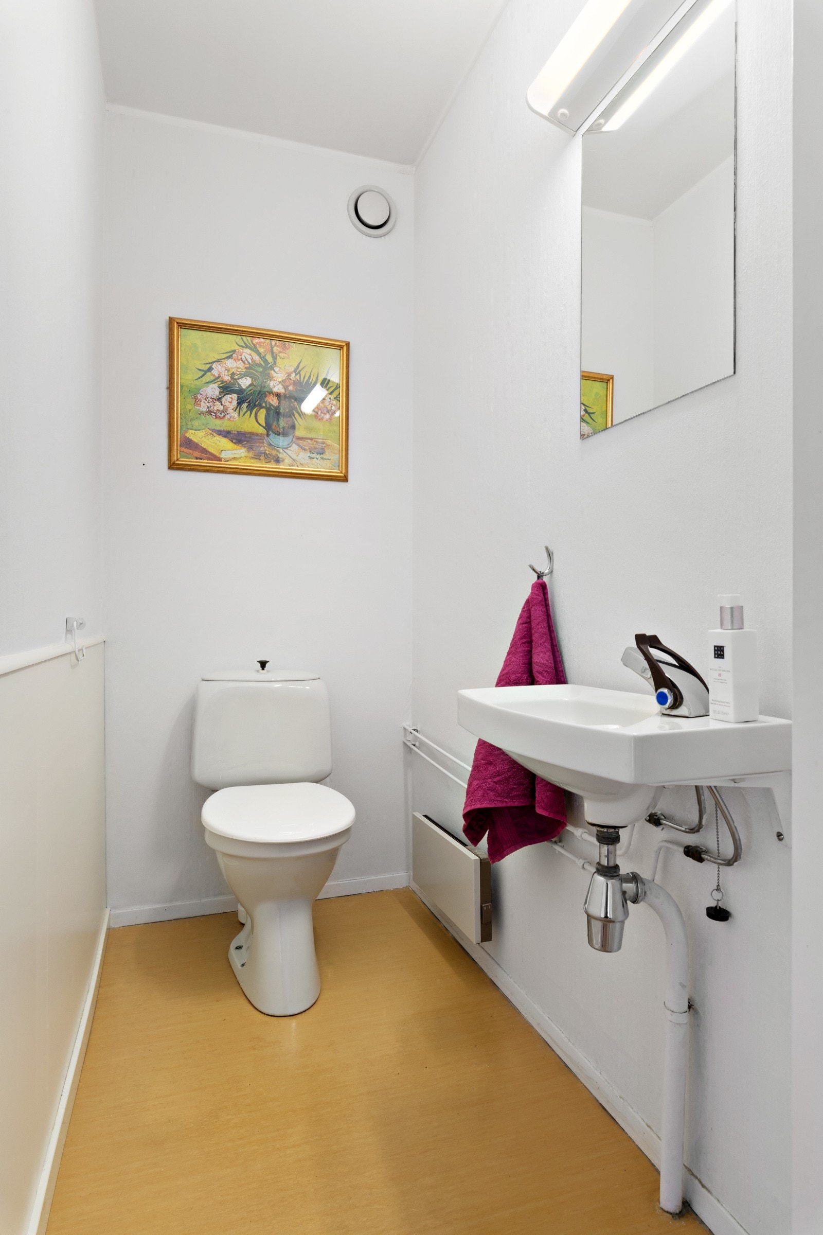 Det er et separat toalettrom med adkomst fra gangen. Galleribilde