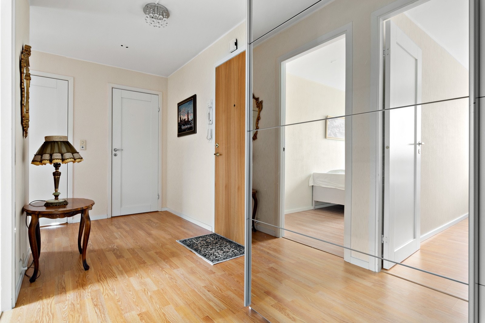 Velkommen inn til denne romslige gangen med stor skyvedørsgarderobe for oppheng av yttertøy. Galleribilde