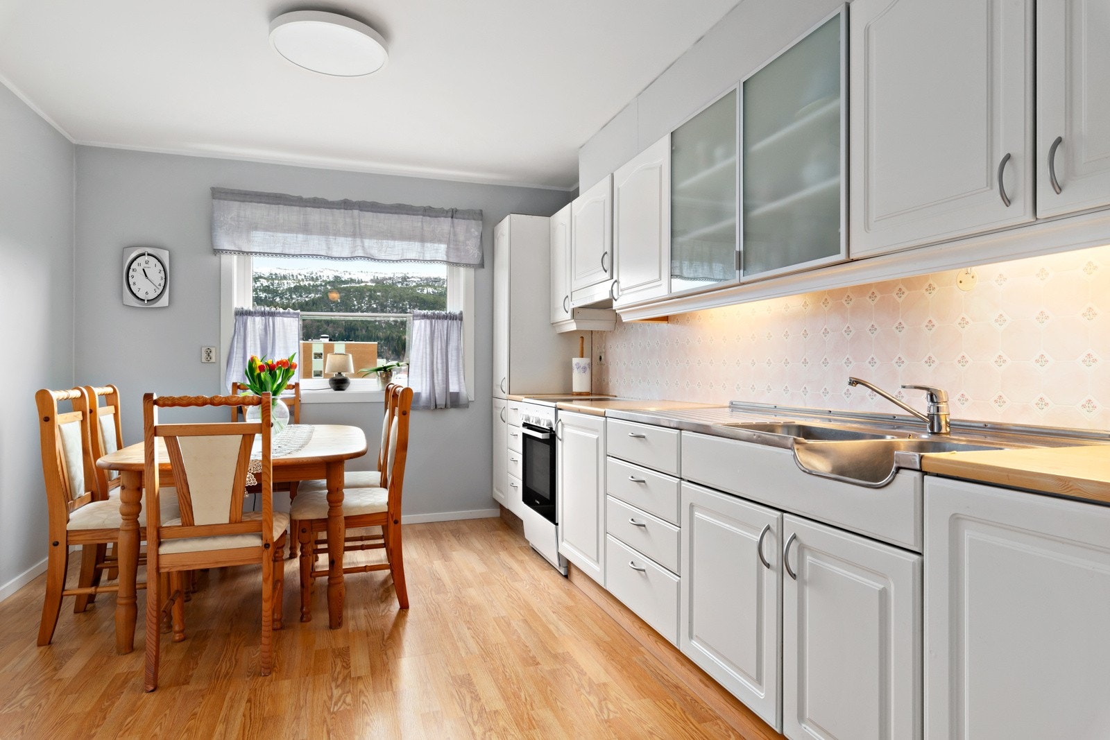 Kjøkken med god plass til spisebord, og godt med arbeidsplass og oppbevaringsplass i både over- og underskap. Galleribilde